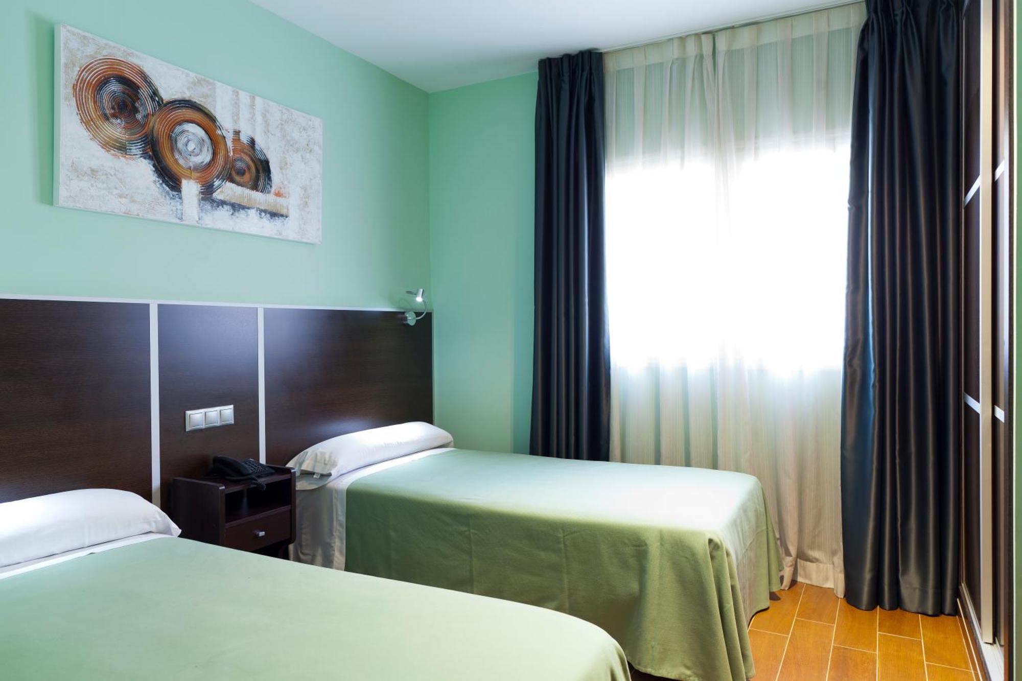 Hostal Avenida Barajas — Photos 3